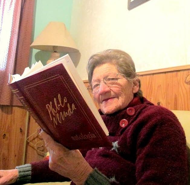 Élida, la poeta que escribe desde su infancia y terminó la secundaria a los 55 años.