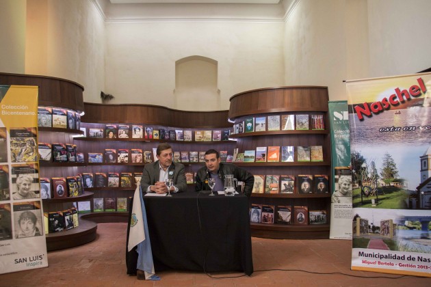 El intendente de Naschel, Miguel Bertola, junto al jefe del Subprograma San Luis Libro, Pedro Bazán, lanzaron el certamen de poesía enmarcado en el festejo del Bicentenario.