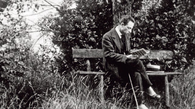 Rainer María Rilke, leyendo en Alemania en 1913.