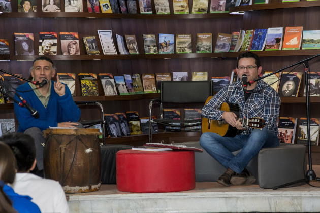 Javier Bautista y Roberto Tosi presentaron “Entre historias y canciones”.
